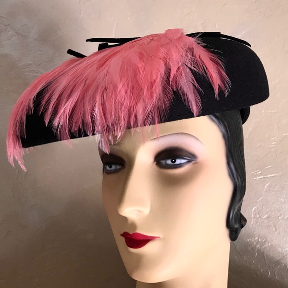 DRAMATIC 1940s BLACK FELT HAT WITH TWO PINK FEATHER SPRAYS AND SMALL BOWS main image 4
